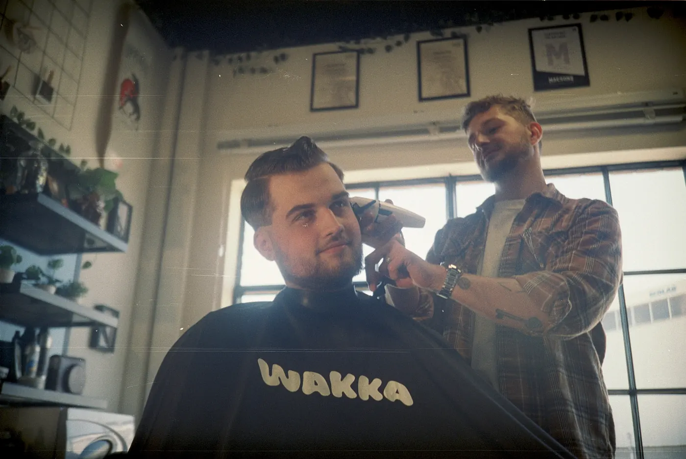 Gesprek in de barberstoel bij Barber Crow, analoog gefotografeerd