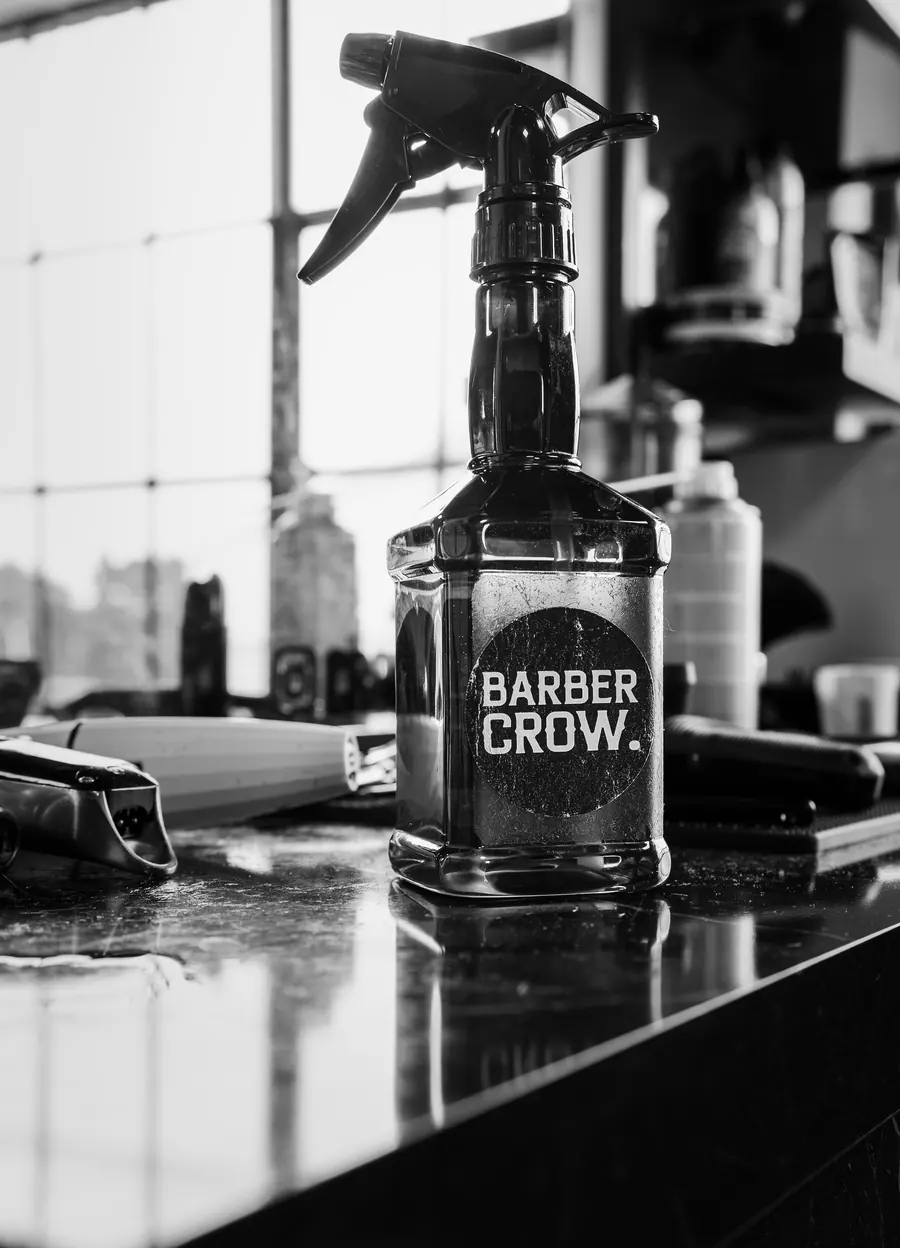 Zwart-witfoto van een Barber Crow-spuitfles