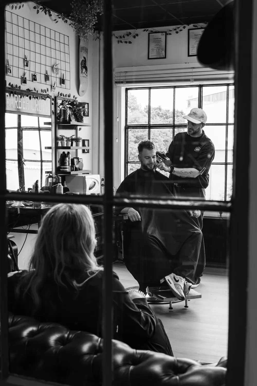 Kijkje door het raam in de barbershop in De Zeepfabriek