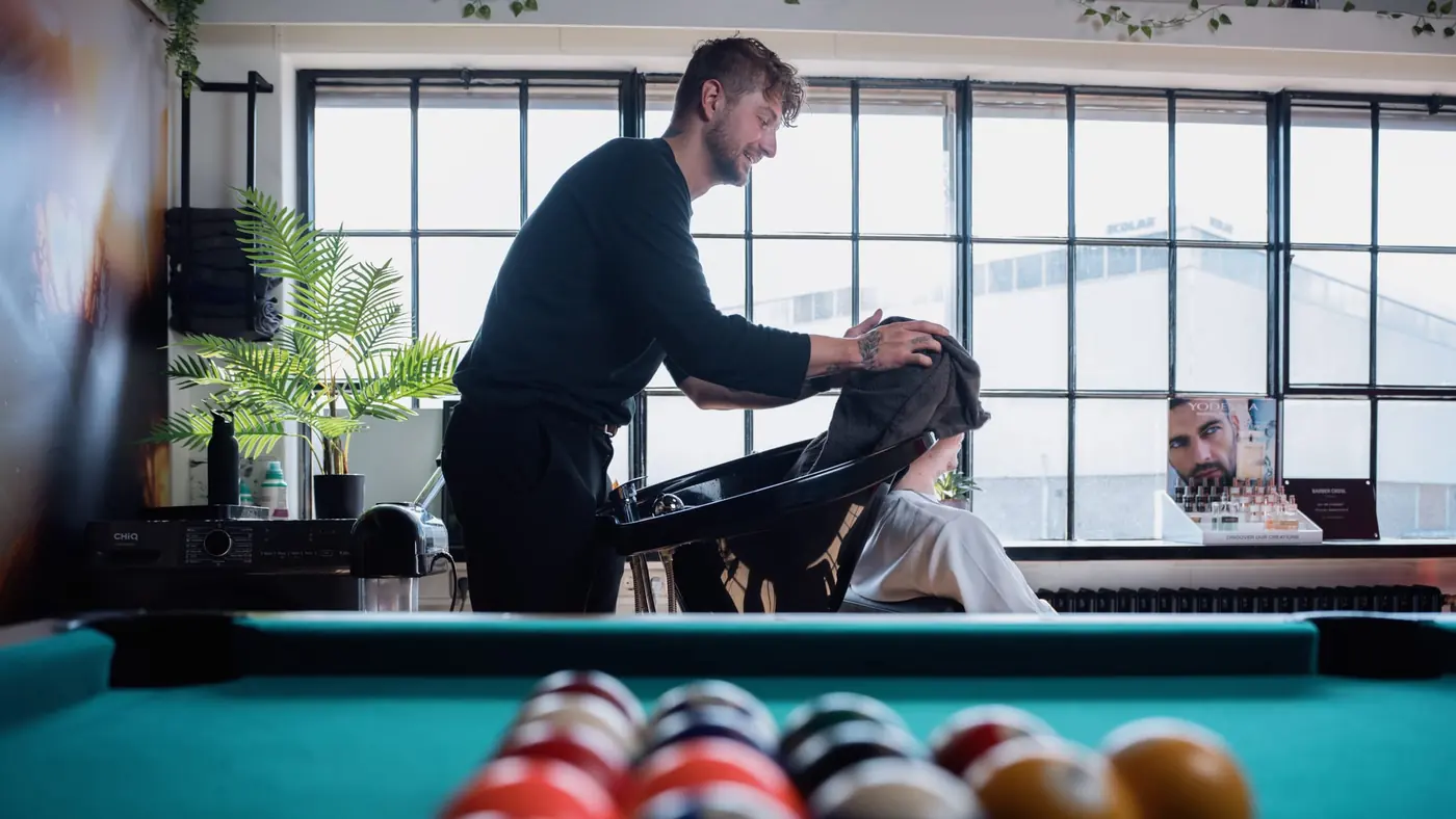 Even wachten aan de pooltafel – Barber Crow Nieuwegein