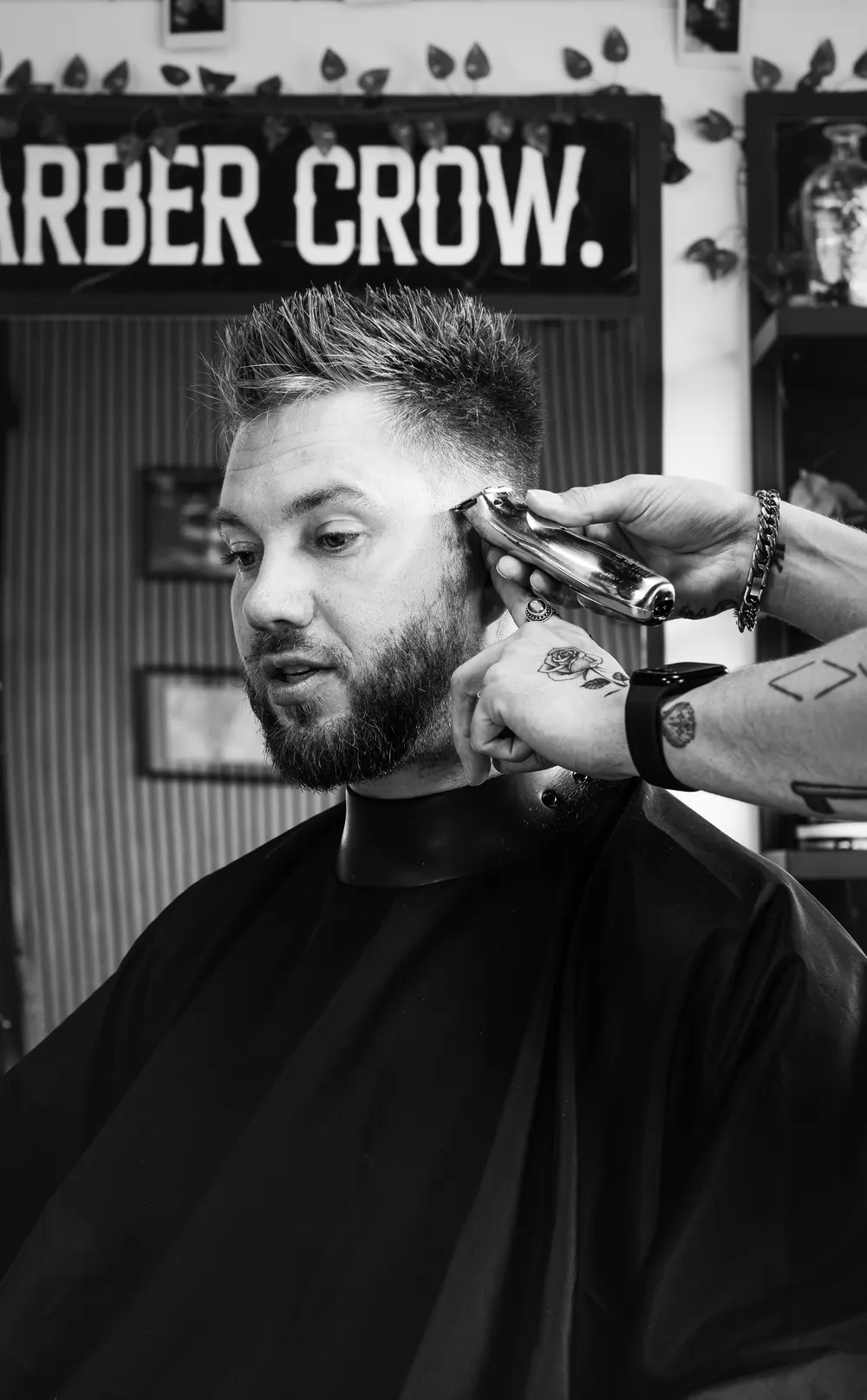 Fade knippen met de trimmer onder het Barber Crow-bord