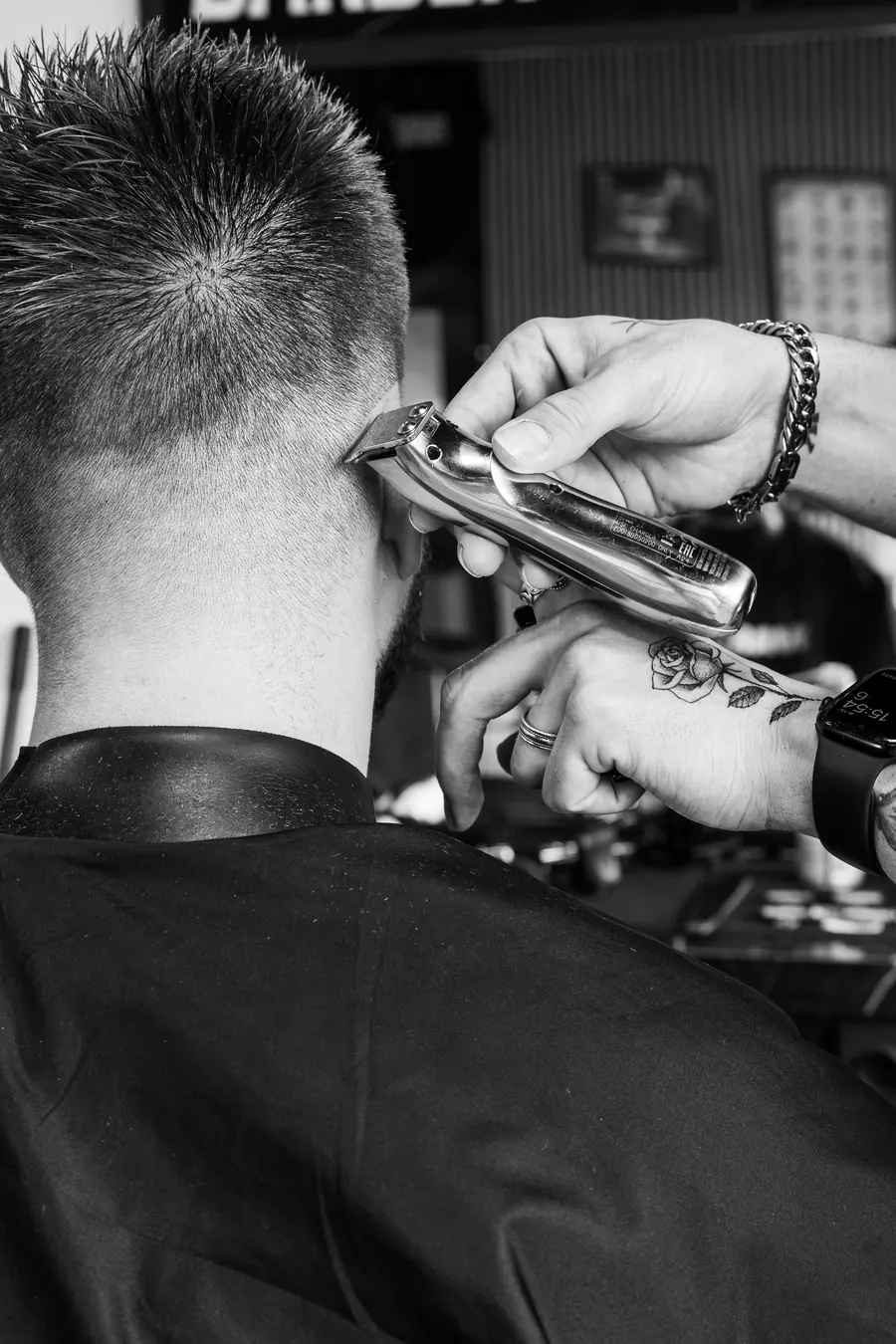 Strakke fade in de nek met de trimmer