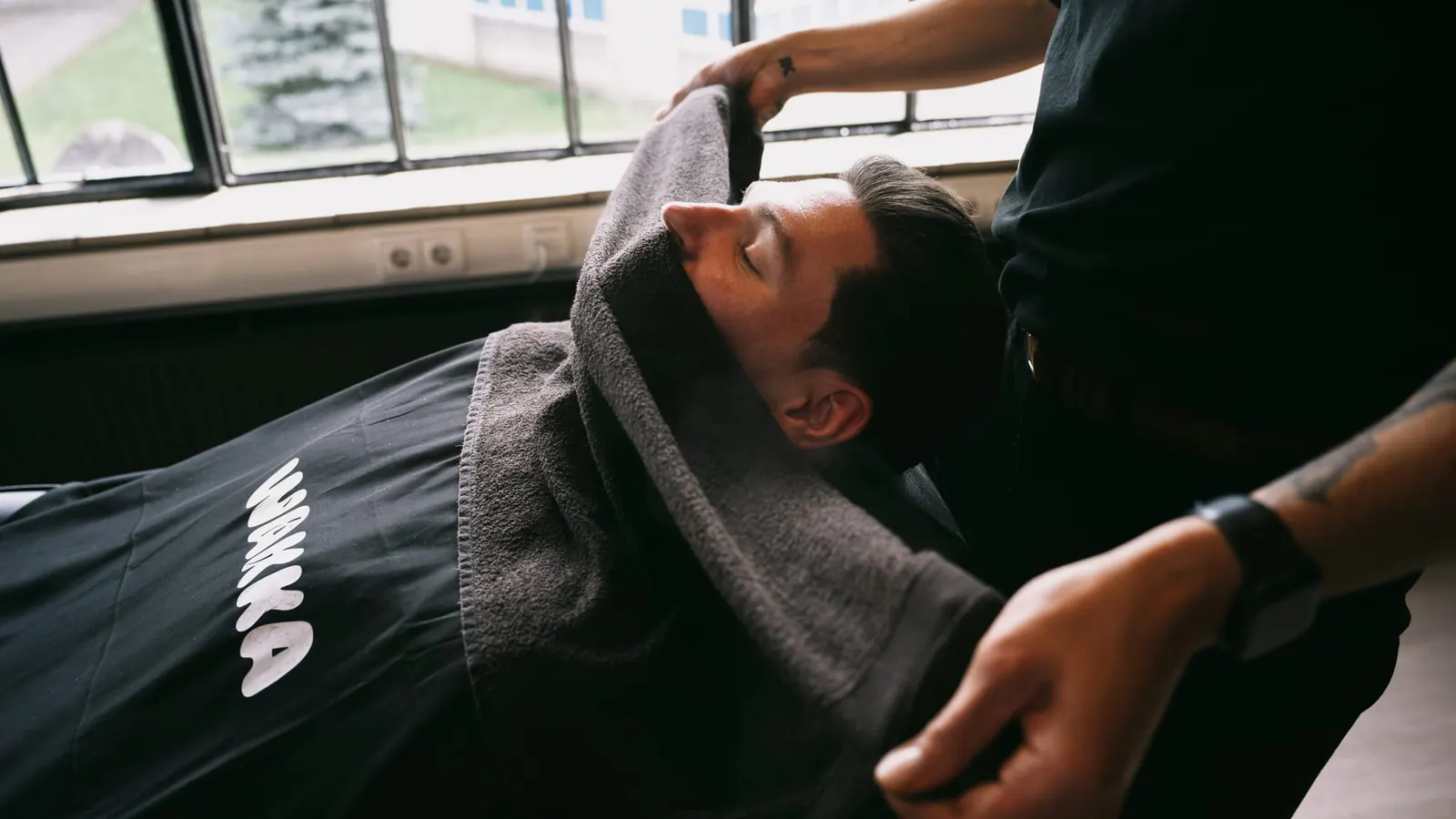 Warme handdoek tijdens de baardbehandeling