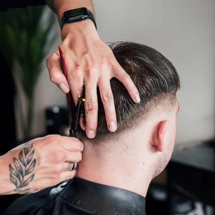 Strakke fade in de nek bij Barber Crow Nieuwegein