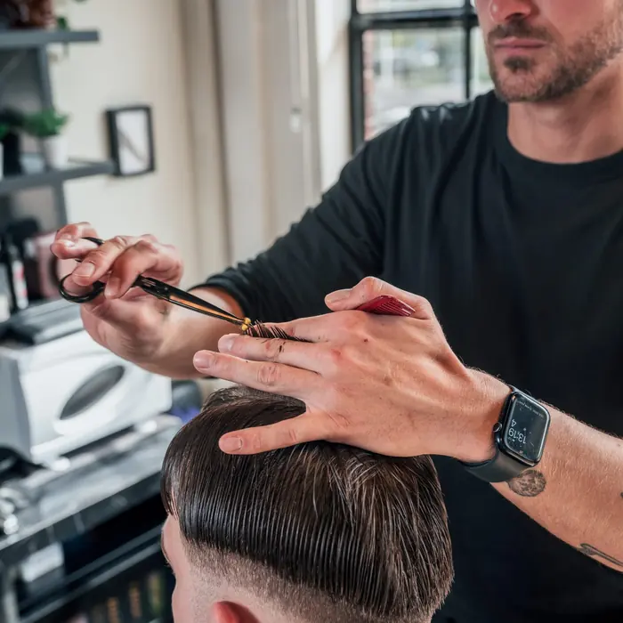 Knippen met schaar en kam bij Barber Crow