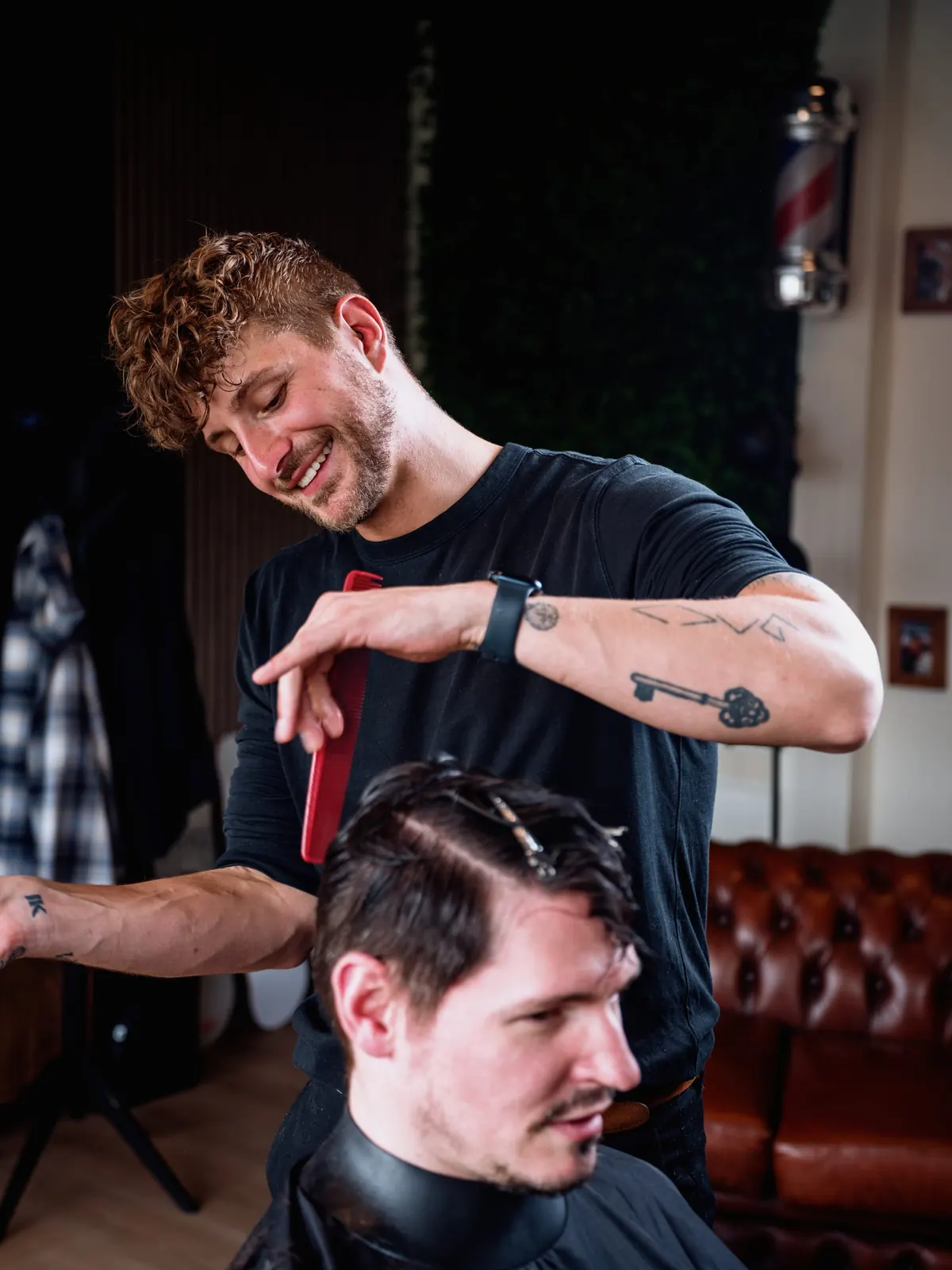 Jesse Kraaij, barber en eigenaar van Barber Crow in Nieuwegein, aan het knippen