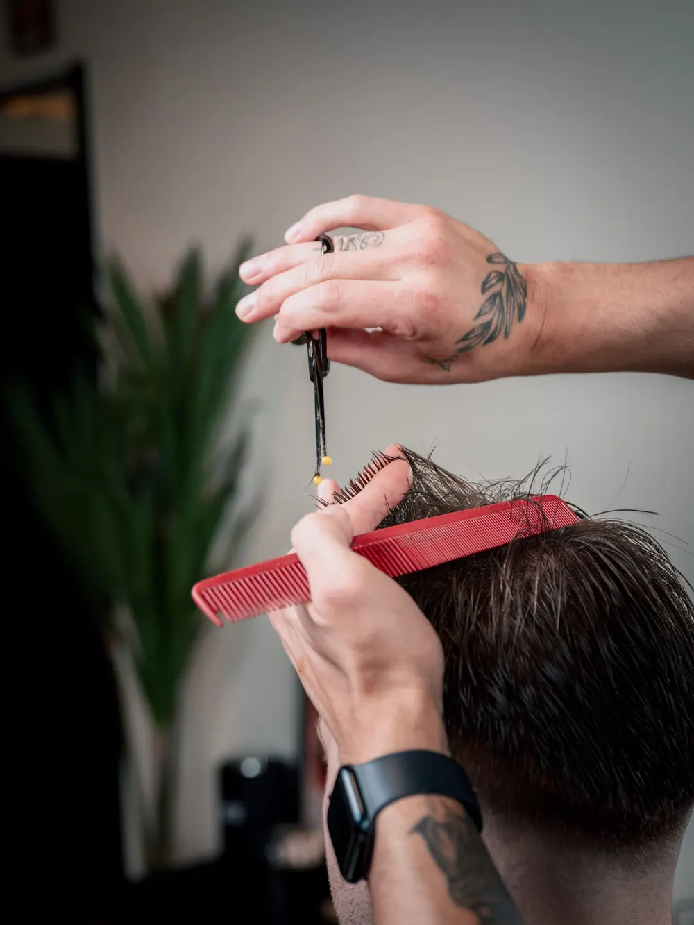 Knippen met schaar en kam in de barbershop