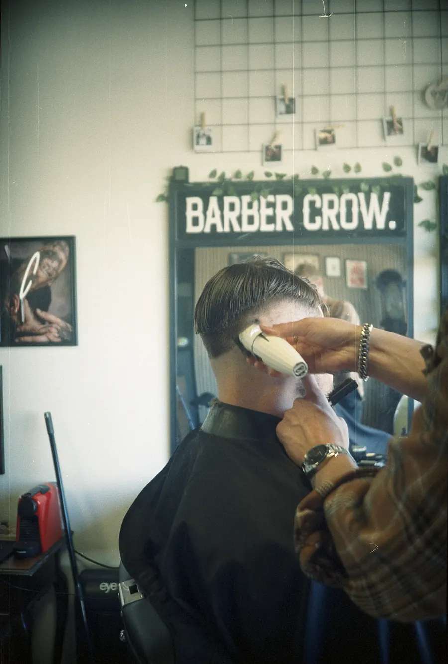 Analoge foto van een skin fade bij Barber Crow