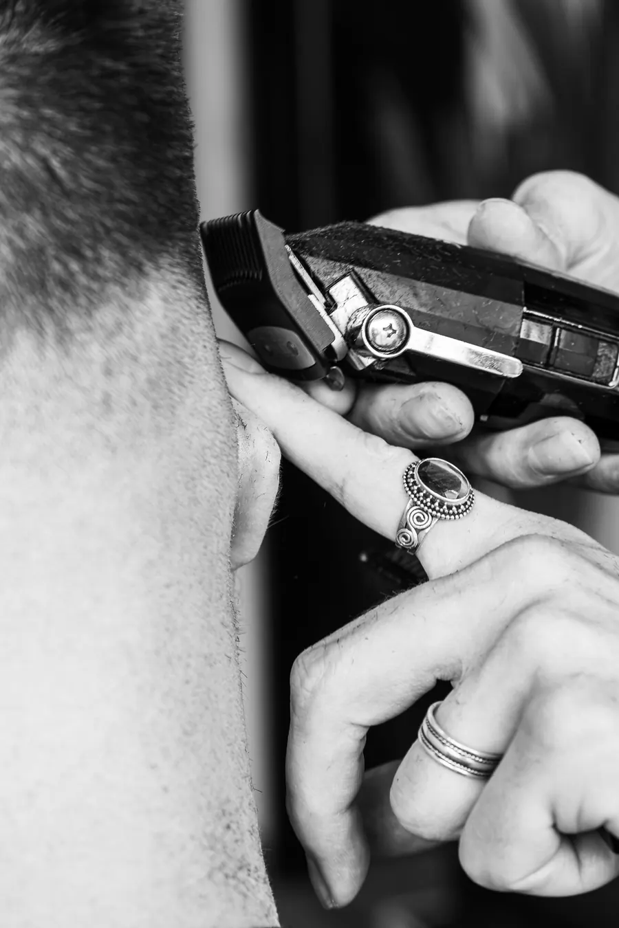 Detail van de tondeuse tijdens het fade knippen
